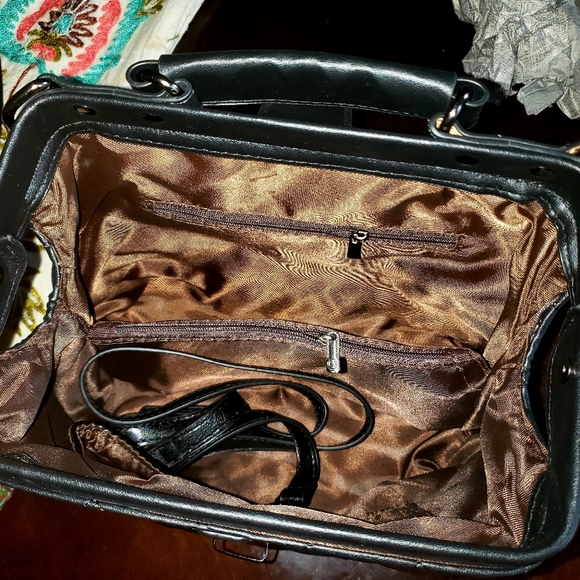 Beautiful leather quilted pattern black purse - Picture 7 of 8